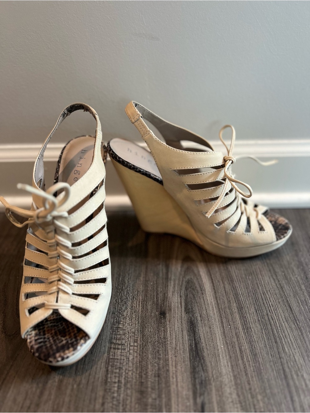 Hinge Cream Lace-Up Peep-Toe Wedge Sandals with Snakeskin Trim Size 8.5